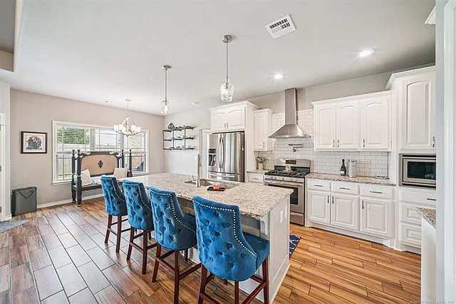 4 bed, 2600 sqft, $2,900 — Photo 2