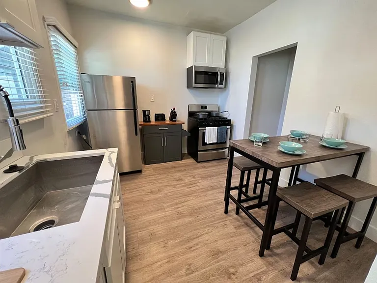 464 N Ogden Dr — Photo 3