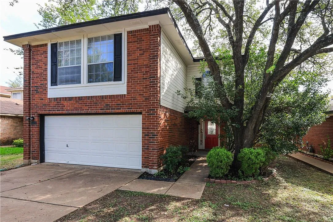 3 bed, 2.5 bath, 1459 sqft, $2,100 — Photo 1