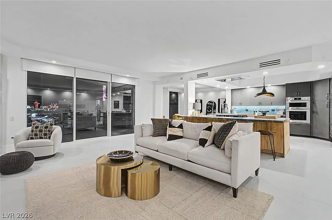 Turnberry Place — Photo 4