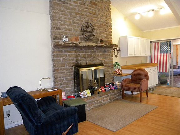 2nd image of 406 N River Oaks Dr