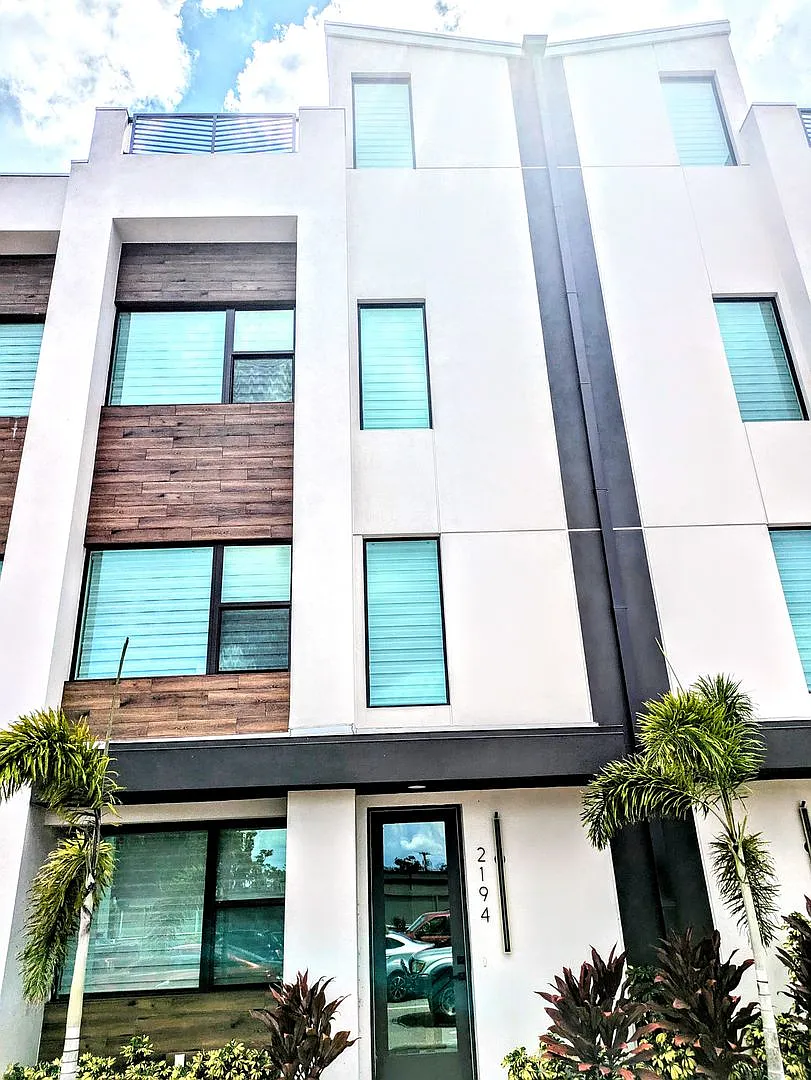 Annual UNfurnished brand new high end townhouse downtown Sarasota — Photo 2