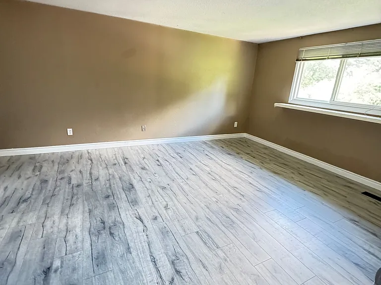 129 Kortright Rd W — Photo 12