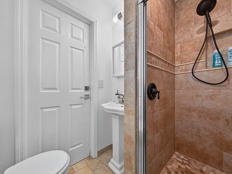 4431 NE 28th Ave — Photo 3
