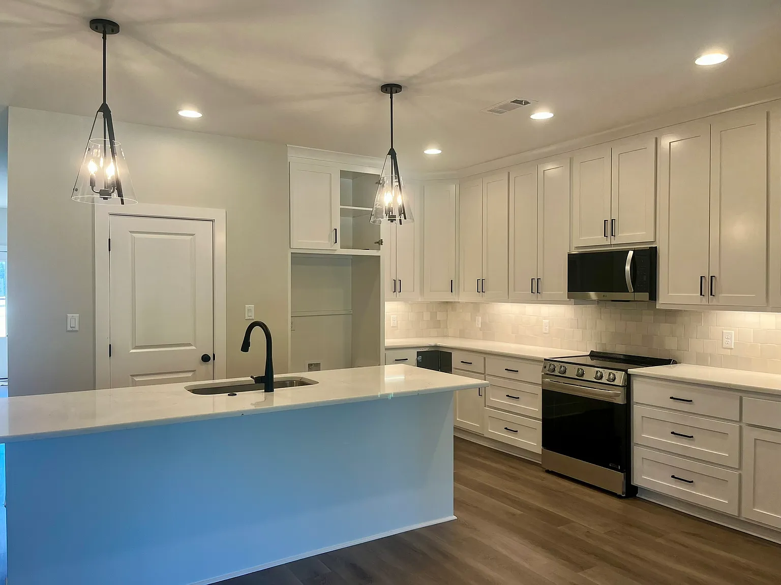 3 bed, 2.5 bath, 1900 sqft, $2,750 — Photo 3