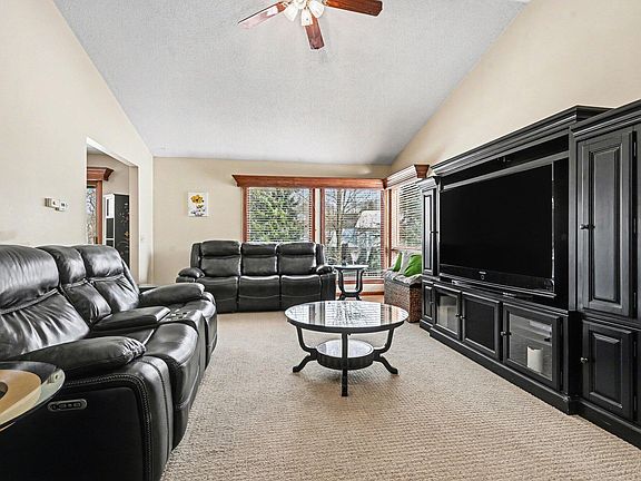 2nd image of 2731 Hunters Point