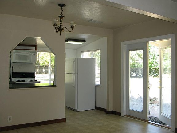 5th image of 2964 Redwood Ave