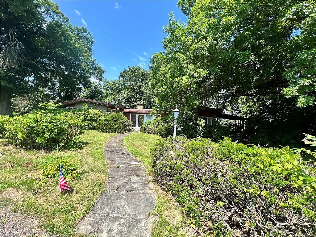 1560 Oneida Dr photo 1