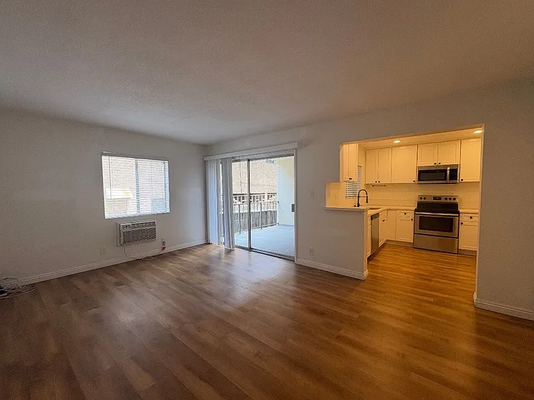 1518 E 3rd St — Photo 13