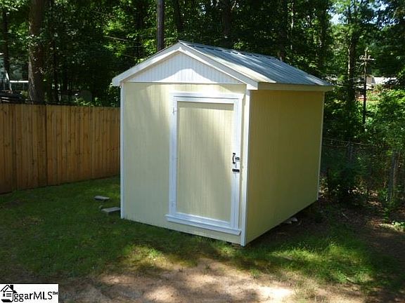 5th image of 210 Chuckwood Dr