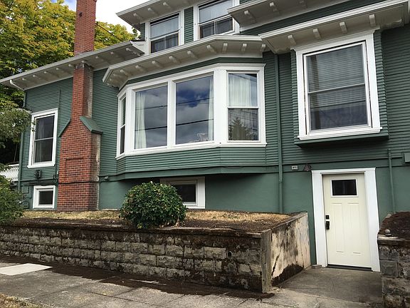 2nd image of 204-206 NE Wygant St #204-B