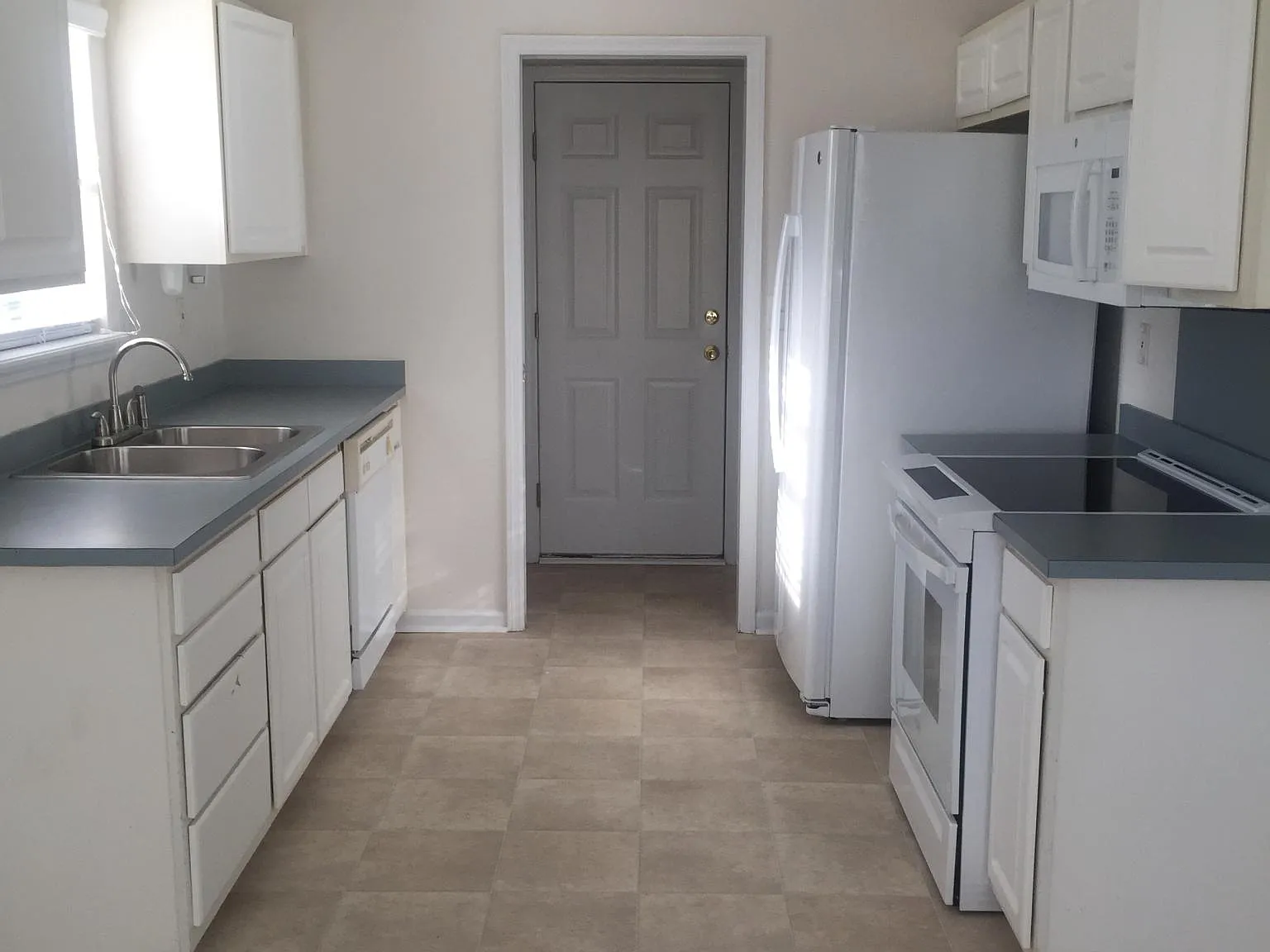 3 bed, 1247 sqft, $2,072 — Photo 3