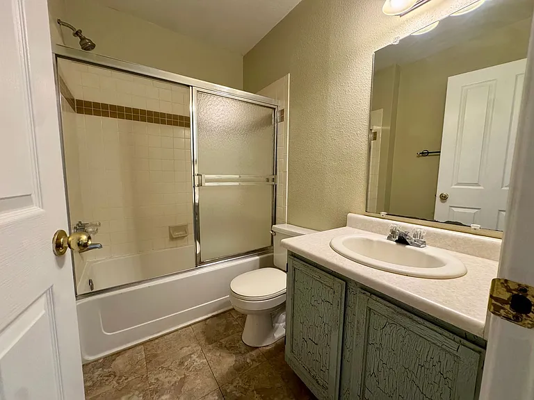 1928 Lee Loop NE — Photo 5
