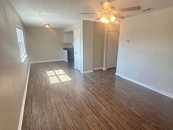 4th image of 3914 E 11th St #804