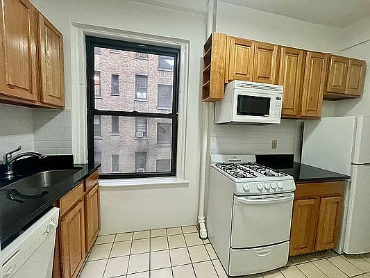 3rd image of 115 W 71st St #4