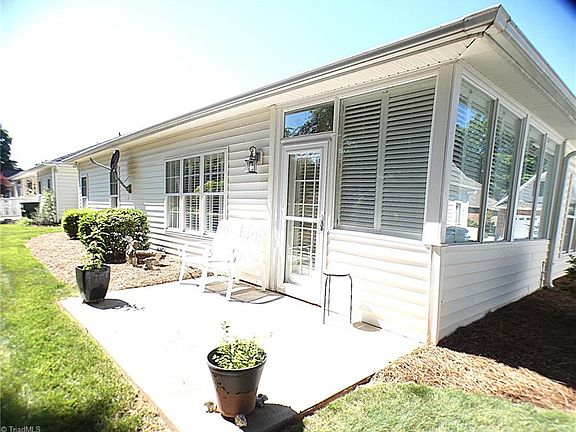 5th image of 128 Sterling Point Ct