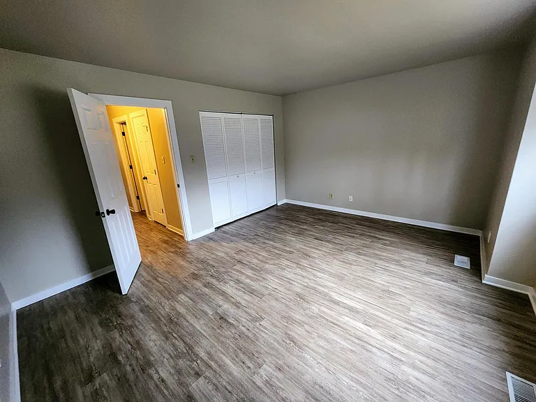 112 S Jackson Blvd — Photo 12