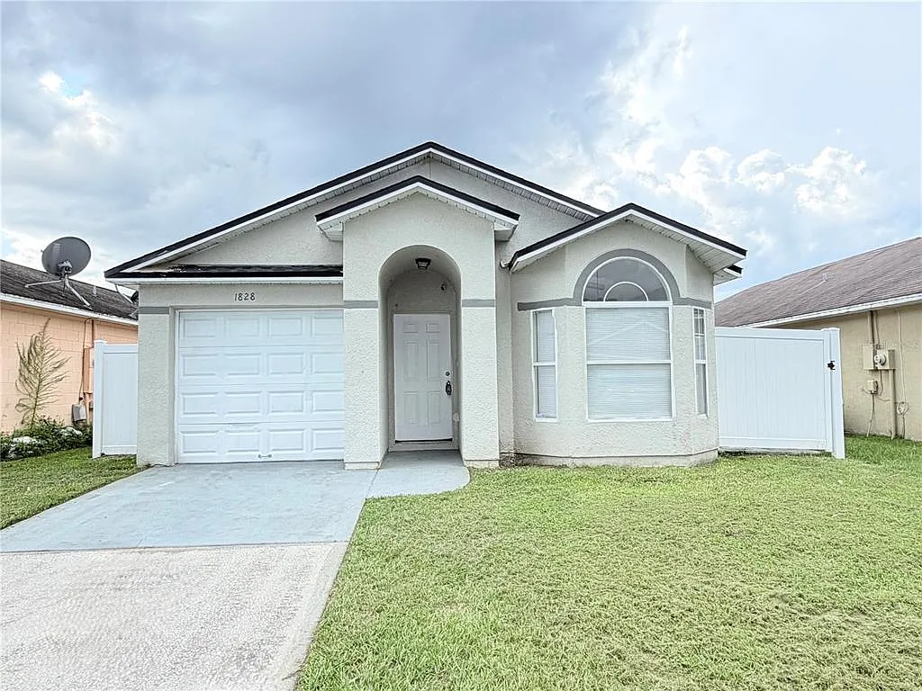 3 bed, 2.0 bath, 1099 sqft, $1,895 — Photo 1