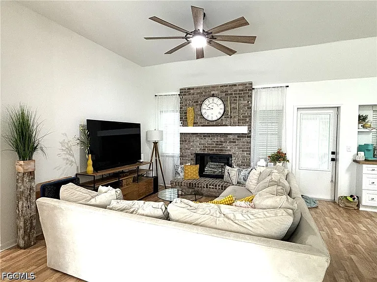 1090 Woods Dr — Photo 7