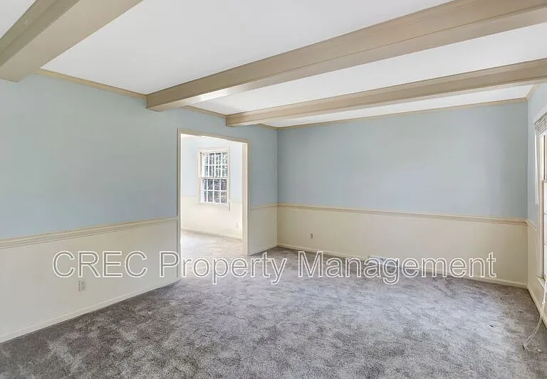321 Shaftesbury Ln — Photo 7