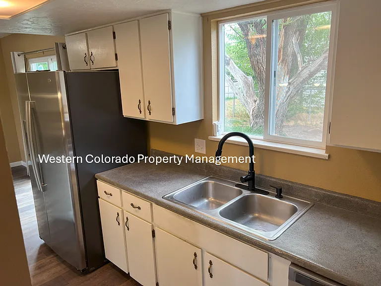 3058 Hill Ave — Photo 2