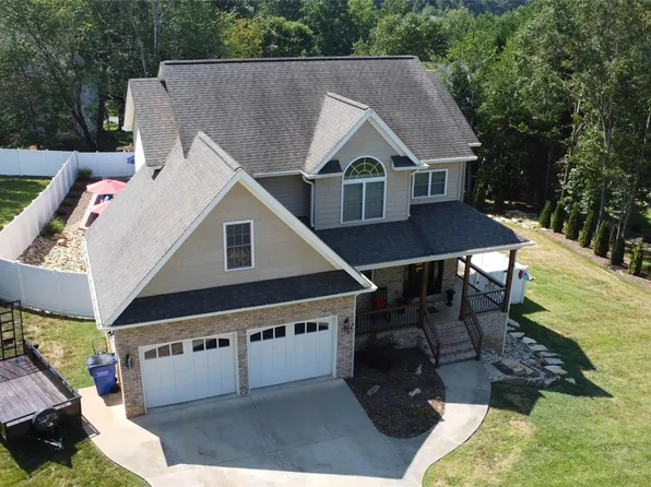 6011 Dockside Dr, Hickory, NC 28601