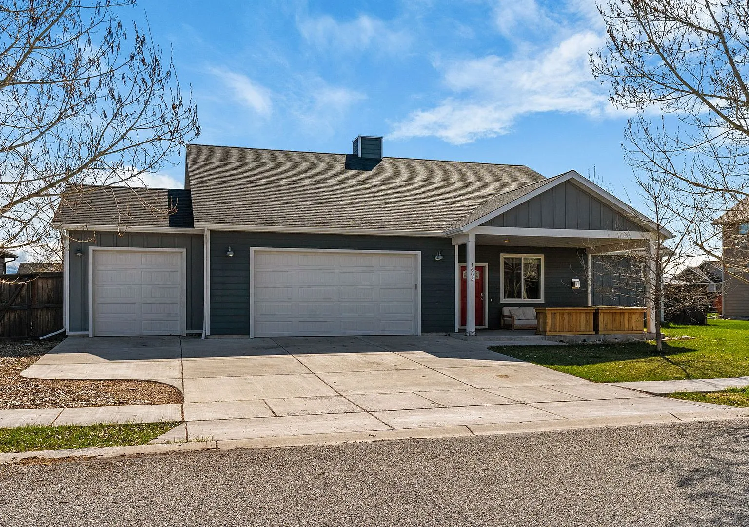 Gorgeous 4 Bedroom Home in Ryen Glenn — Photo 1