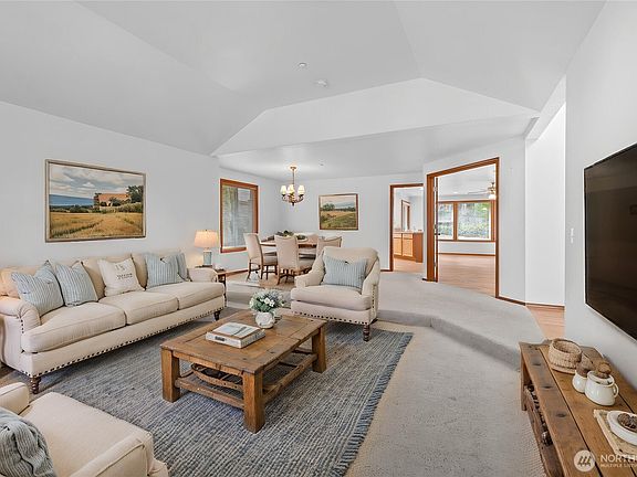 5th image of 3117 Bonanza Drive NE