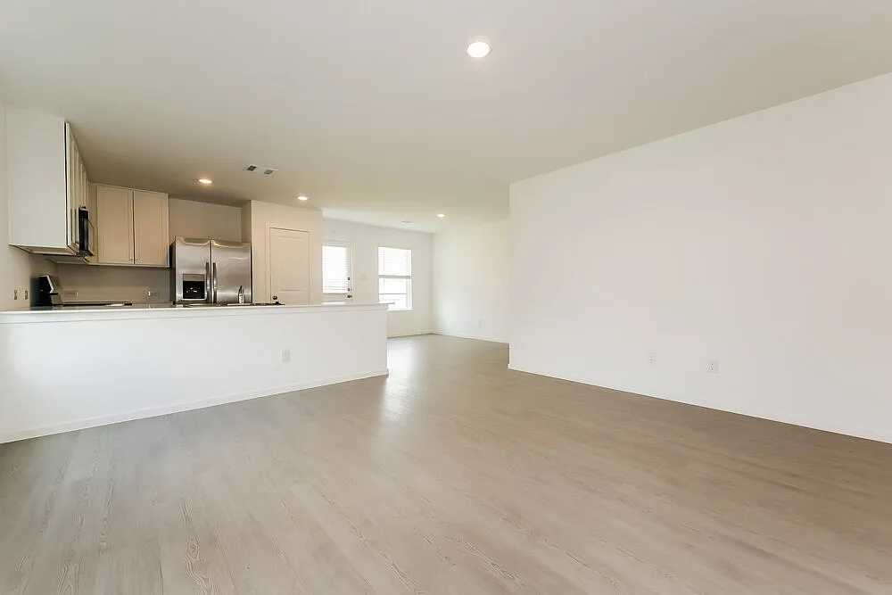 3 bed, 2.0 bath, 2014 sqft, $1,665 — Photo 4