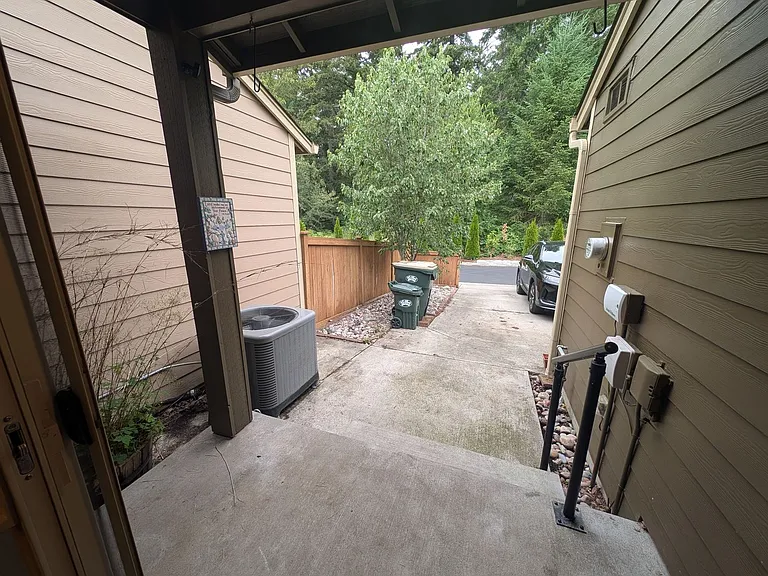 7302 Hayworth Ave NE — Photo 32