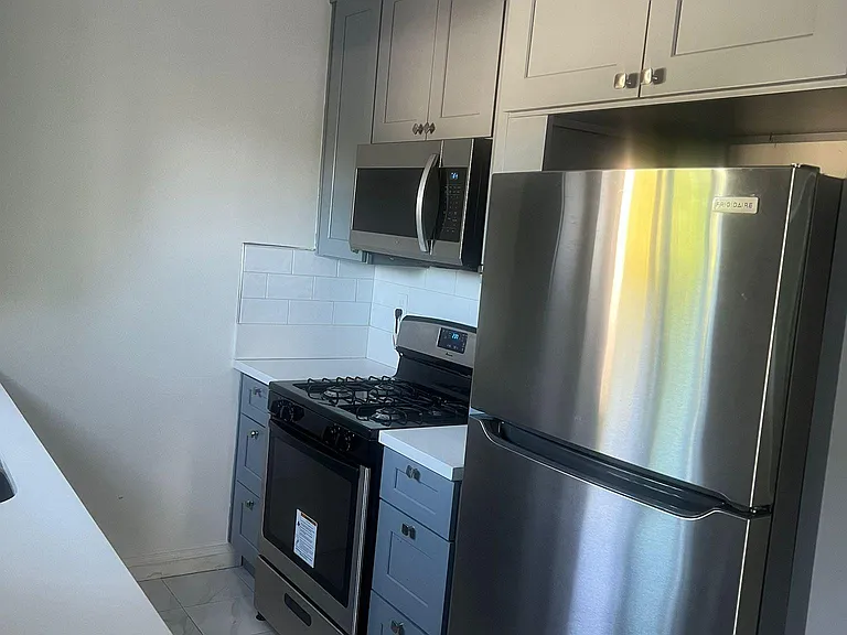 15045 Burbank Blvd #4 — Photo 2