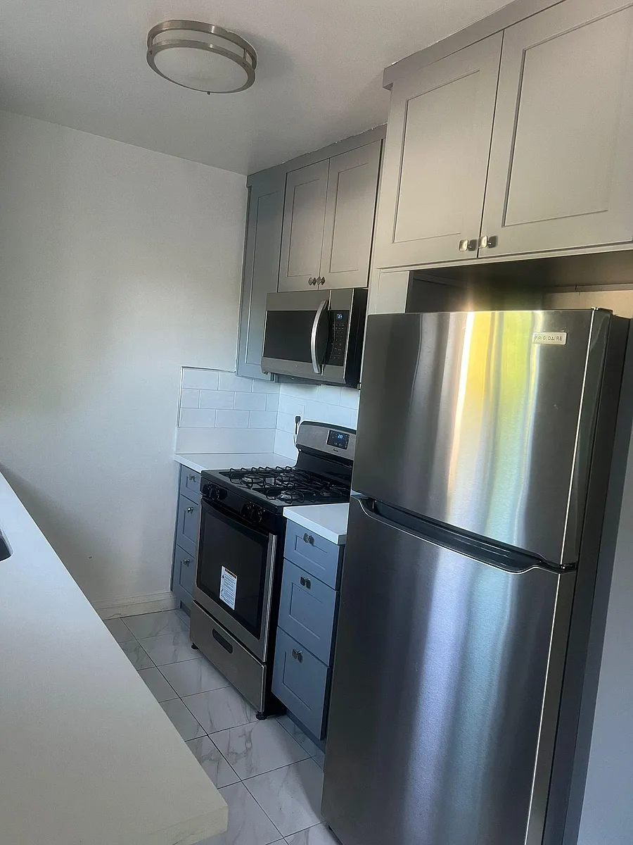 Building Photo - 15045 Burbank Blvd #4