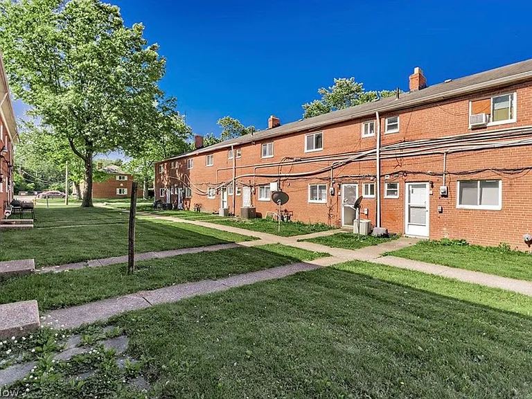 23673 Banbury Cir #B — Photo 13