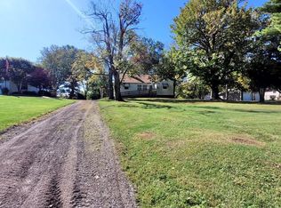 300 W Kinkead Rd, Hillsboro, IL 62049