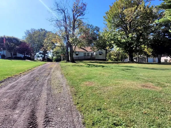 300 W Kinkead Rd, Hillsboro, IL 62049