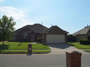 8725 Pikes Peak Rd, Yukon, OK 73099