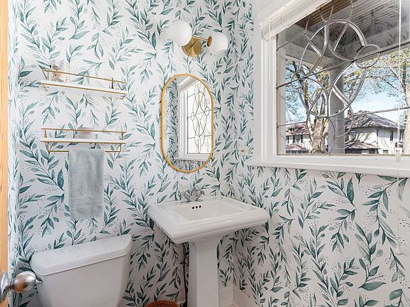 1st level powder room off the foyer