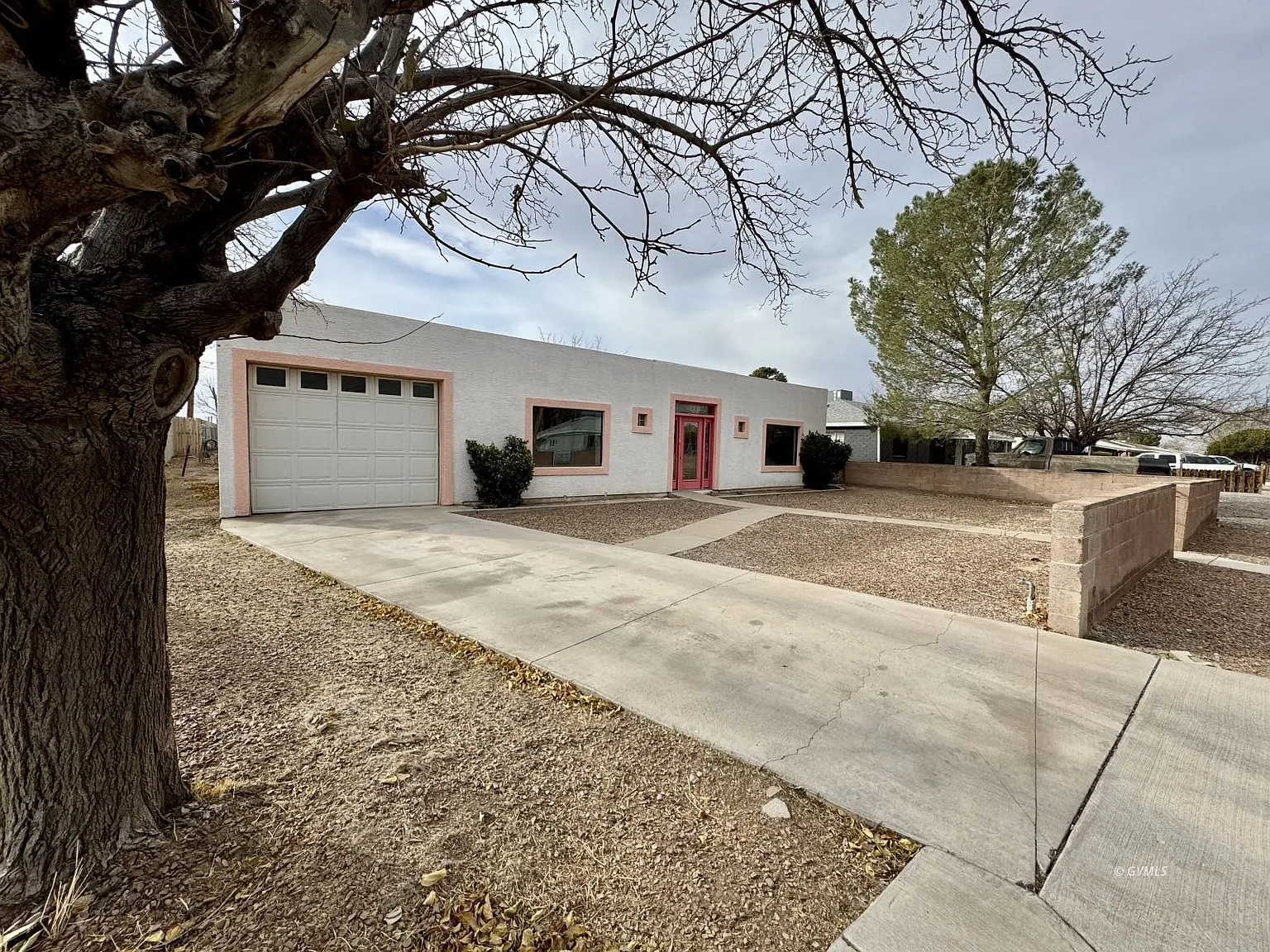 3 bed, 2.0 bath, 2000 sqft, $2,000 — Photo 2