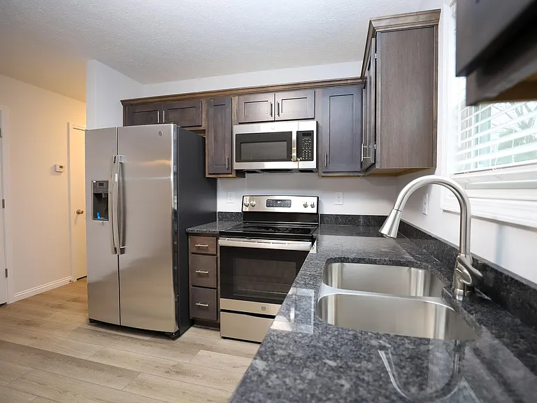 174 Creekvale Dr #B — Photo 2
