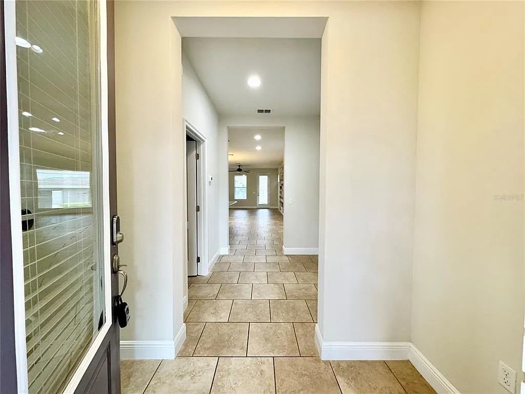 3 bed, 2.5 bath, 1944 sqft, $2,595 — Photo 2