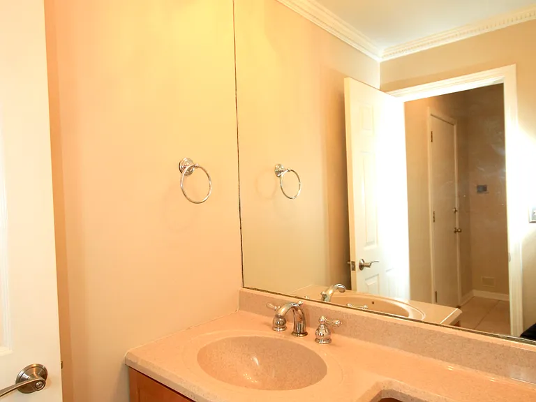 2219 N Clifton Ave #1W — Photo 2