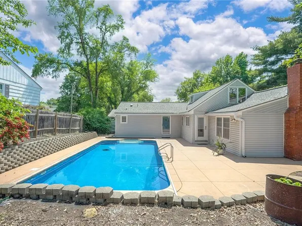 6021 Robinson Ln, Overland Park, KS 66202