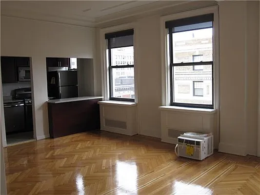 Rented by Siderow Residential Group | media 16