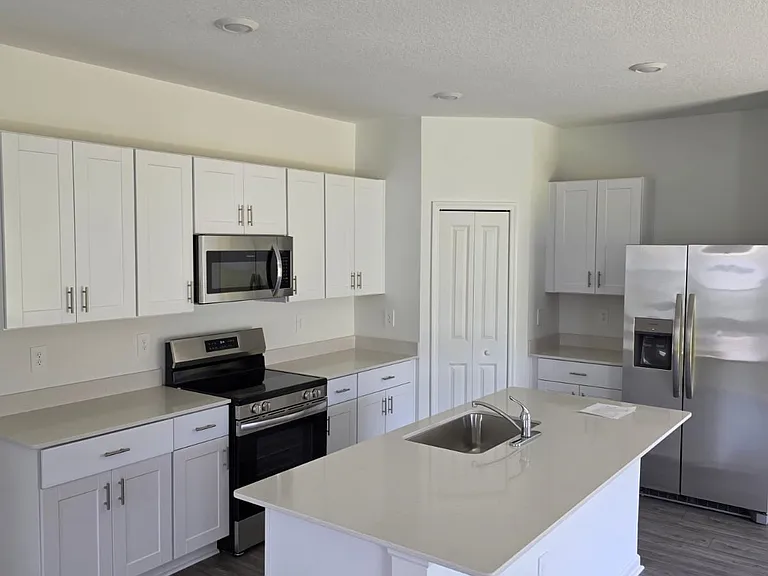 3170 NE 36th Ave — Photo 2