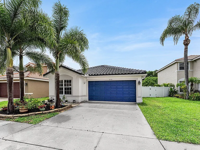 7076 Middlebury Dr — Photo 3