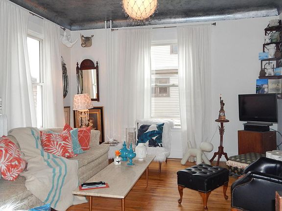 4th image of 813 Young St