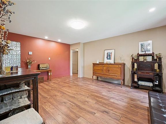 5th image of 410 Avenue Rd