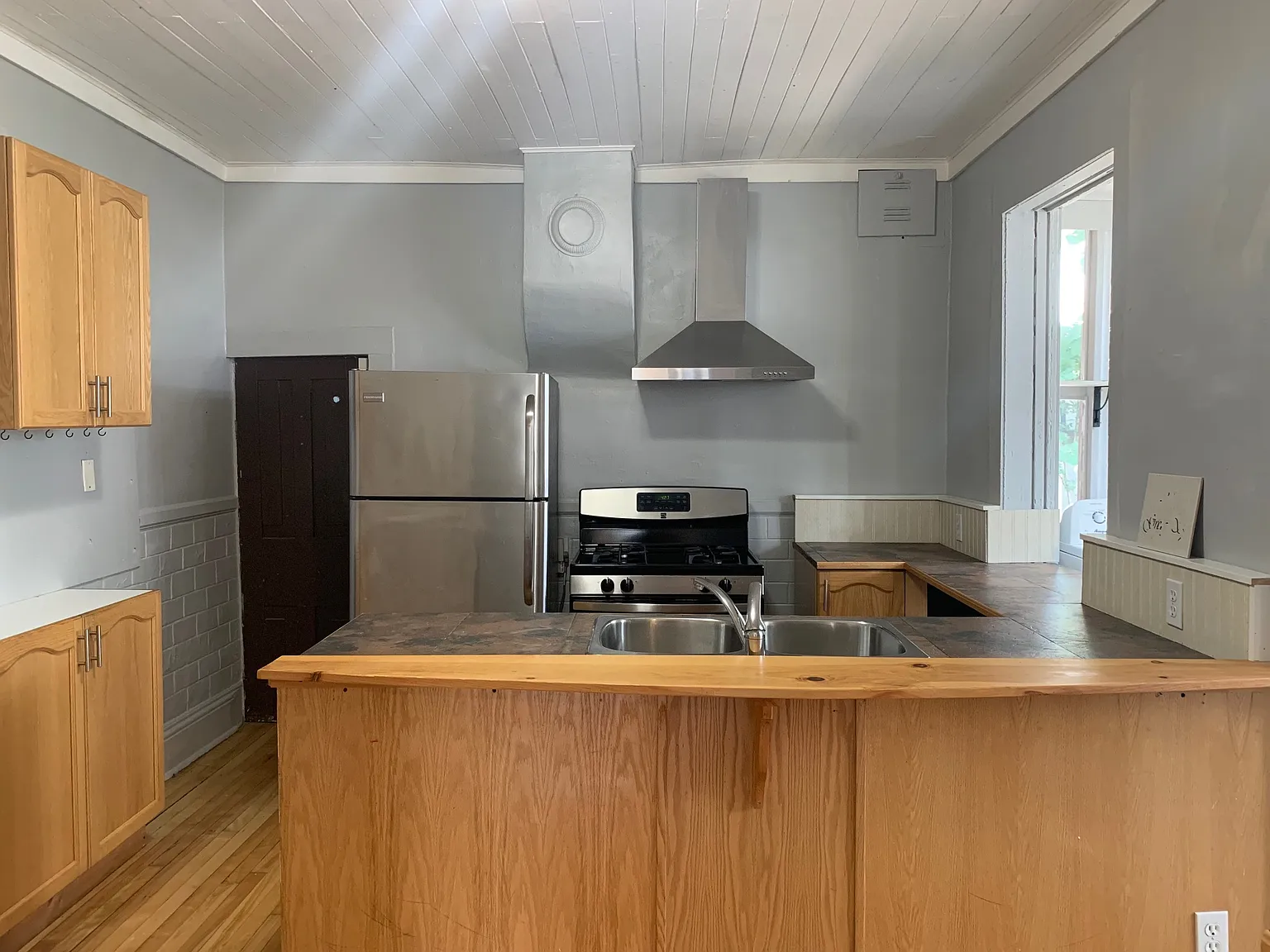 3 bed, 1.0 bath, 1000 sqft, $2,195 — Photo 2