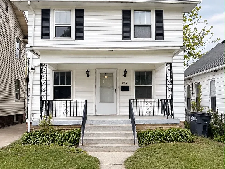 1019 Booth Ave — Photo 1