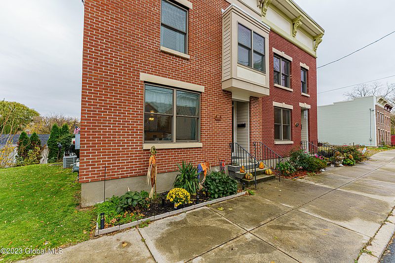 3rd image of 60 Delaware Street
